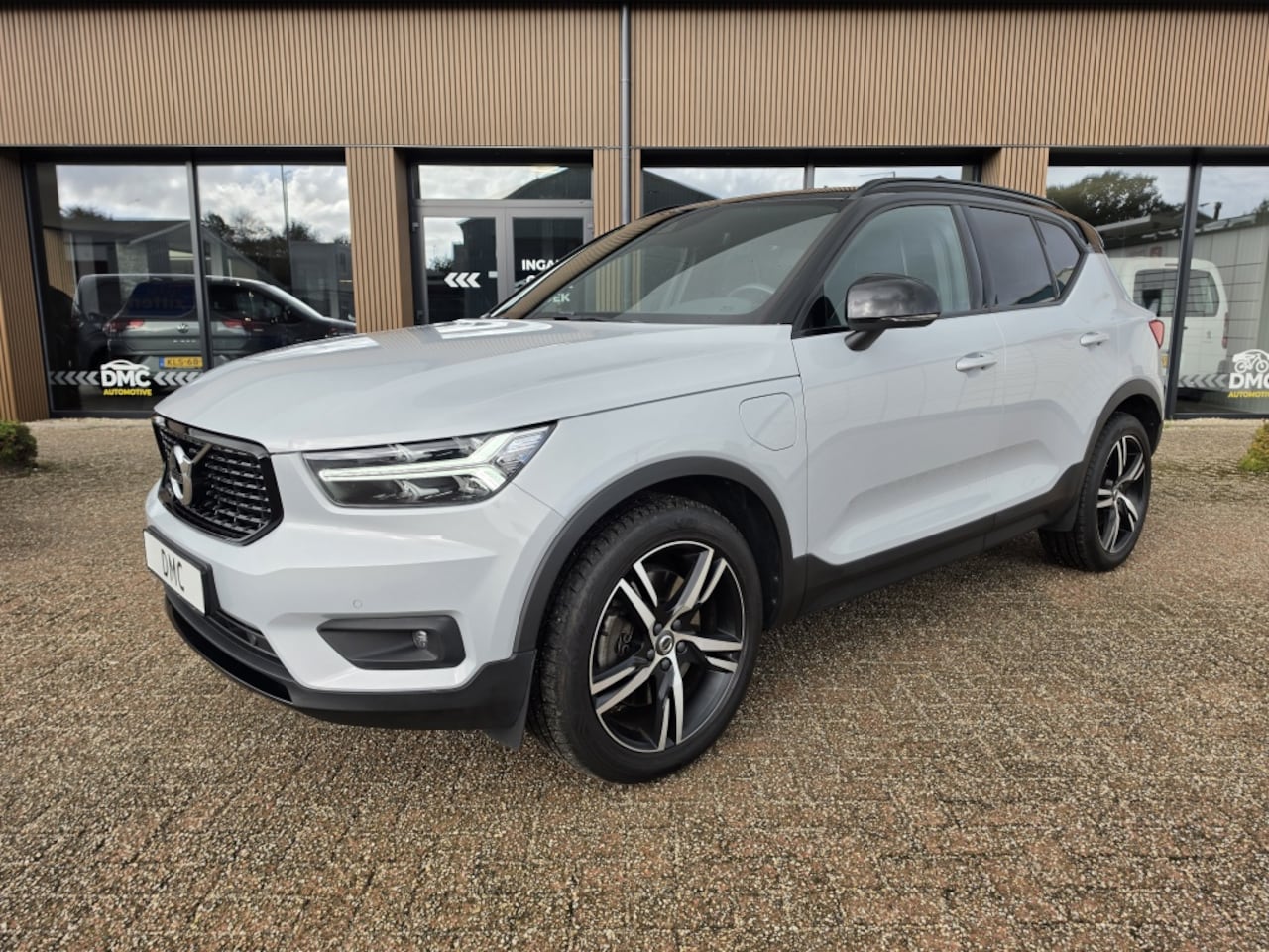 Volvo XC40 - R Design Recharge Plug-In Hybrid Lane Assist | Trekhaak | Camera | Nubuck/Sportstoelen | 1 - AutoWereld.nl