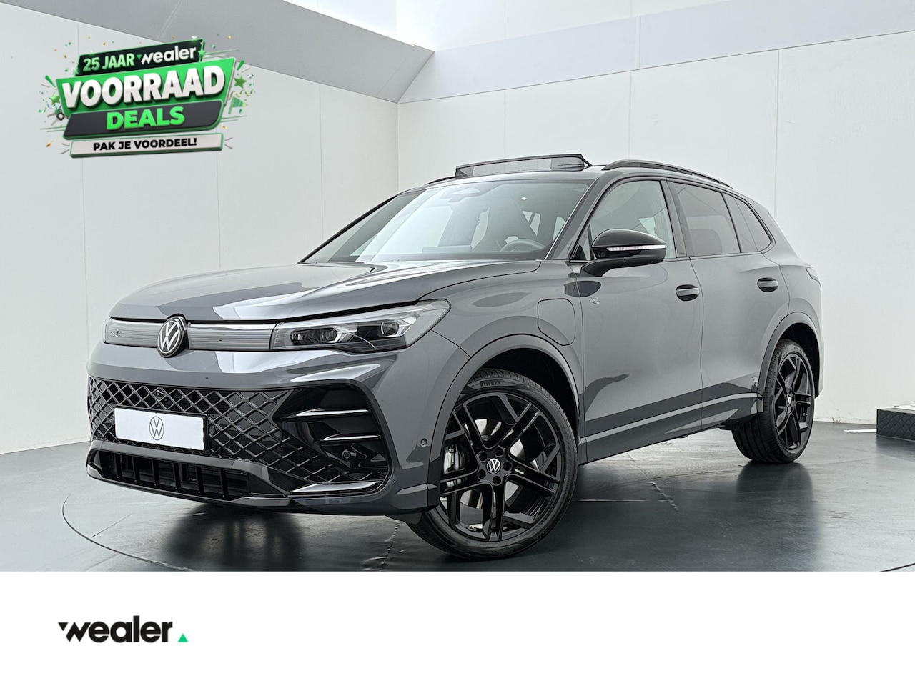 Volkswagen Tiguan - 1.5 eHybrid R-Line Edition | 272 PK | SoH 100% | Trekhaak wegklapbaar | Adaptive Cruise Co - AutoWereld.nl