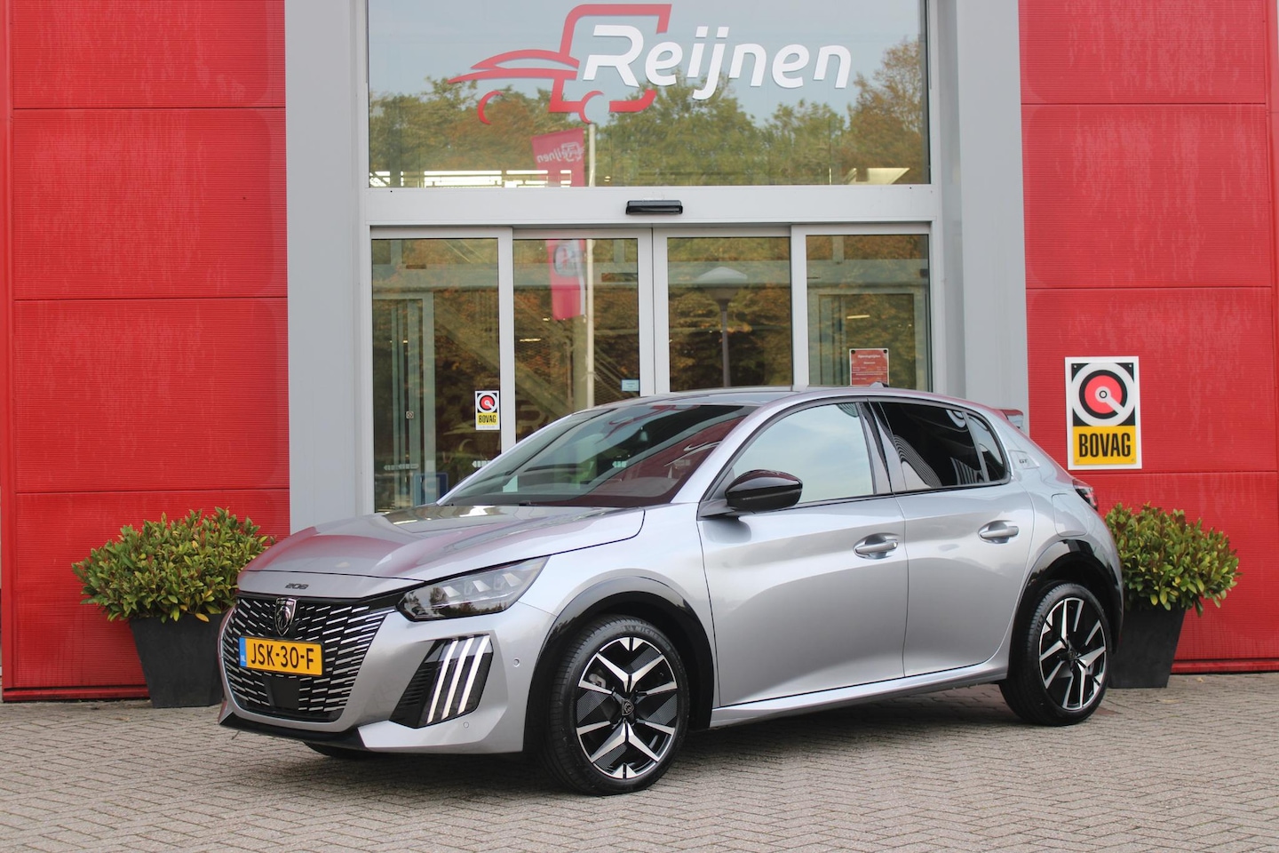 Peugeot 208 - 1.2 Hybrid 110PK AUTOMAAT GT | CAMERA VOOR + ACHTER | NAVIGATIE | DRAADLOZE APPLE CARPLAY/ - AutoWereld.nl