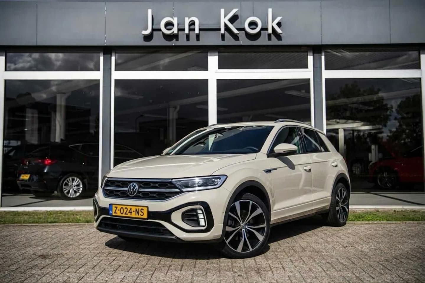 Volkswagen T-Roc - 1.5 TSi 150 pk DSG-7 R-Line Business | Panoramadak | Massagestoel | Camera - AutoWereld.nl