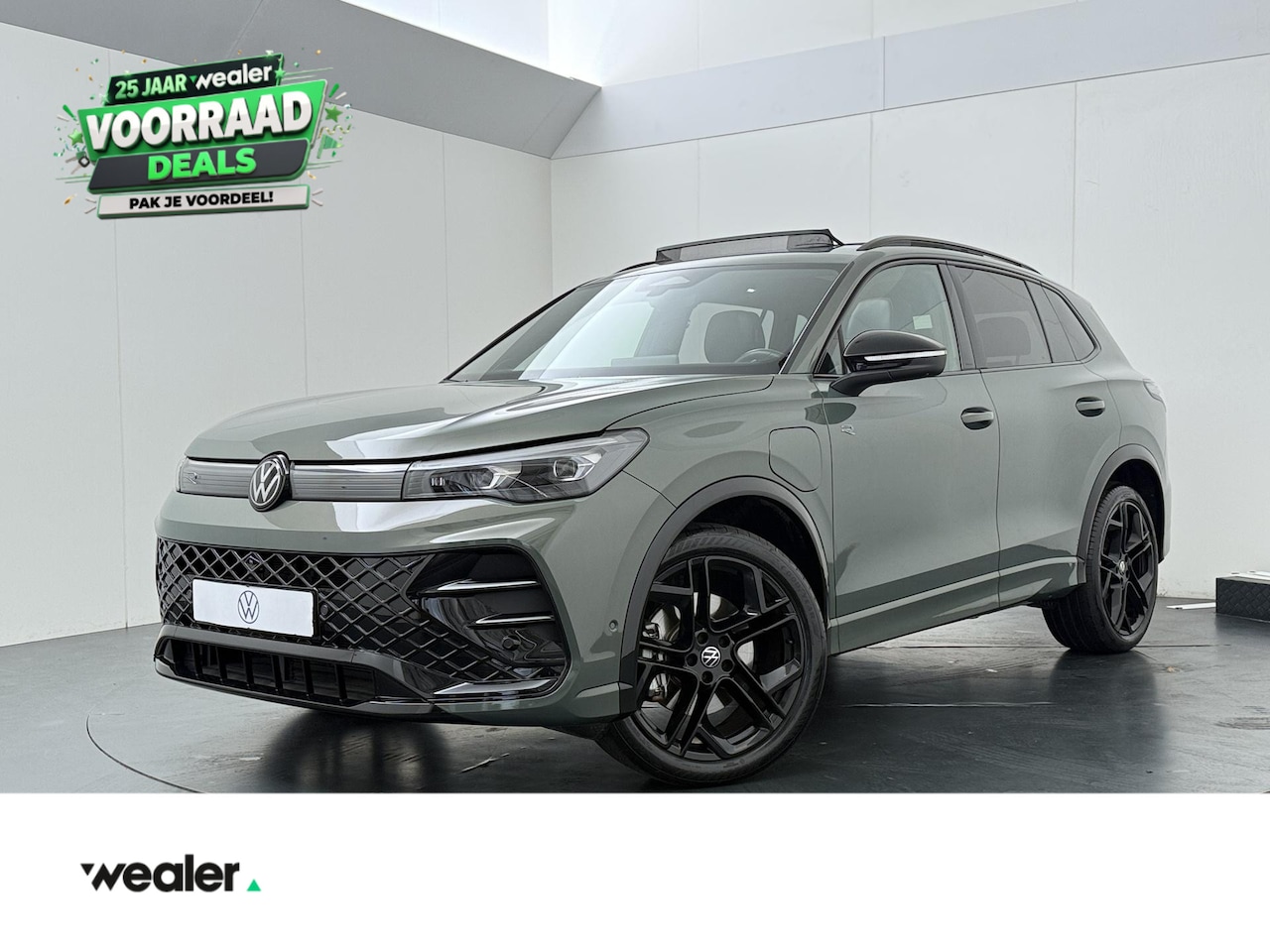 Volkswagen Tiguan - 1.5 eHybrid R-Line Edition | 204 PK | SoH 99% | Trekhaak wegklapbaar | Adaptive Cruise Con - AutoWereld.nl