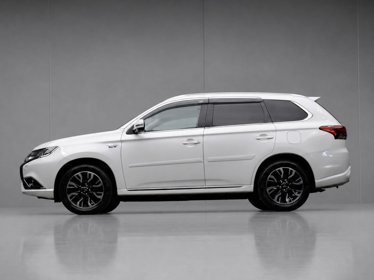 Mitsubishi Outlander Sport - 2.0 PHEV instyle+ (NAVI,CAMERA,360 VIEW,STOELVERWARMING,CRUISE,GETINT,LED,SPORTSTOELEN,LM - AutoWereld.nl