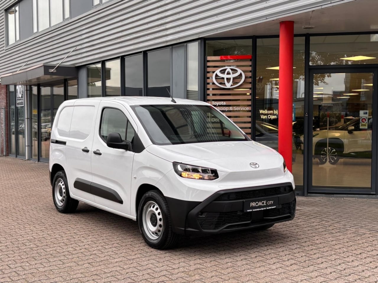 Toyota PROACE CITY Electric - Comfort 50 kWh | Nav by APP | PDC | 3zits | Airco | Laadvloer | 2X laad-kabel - AutoWereld.nl