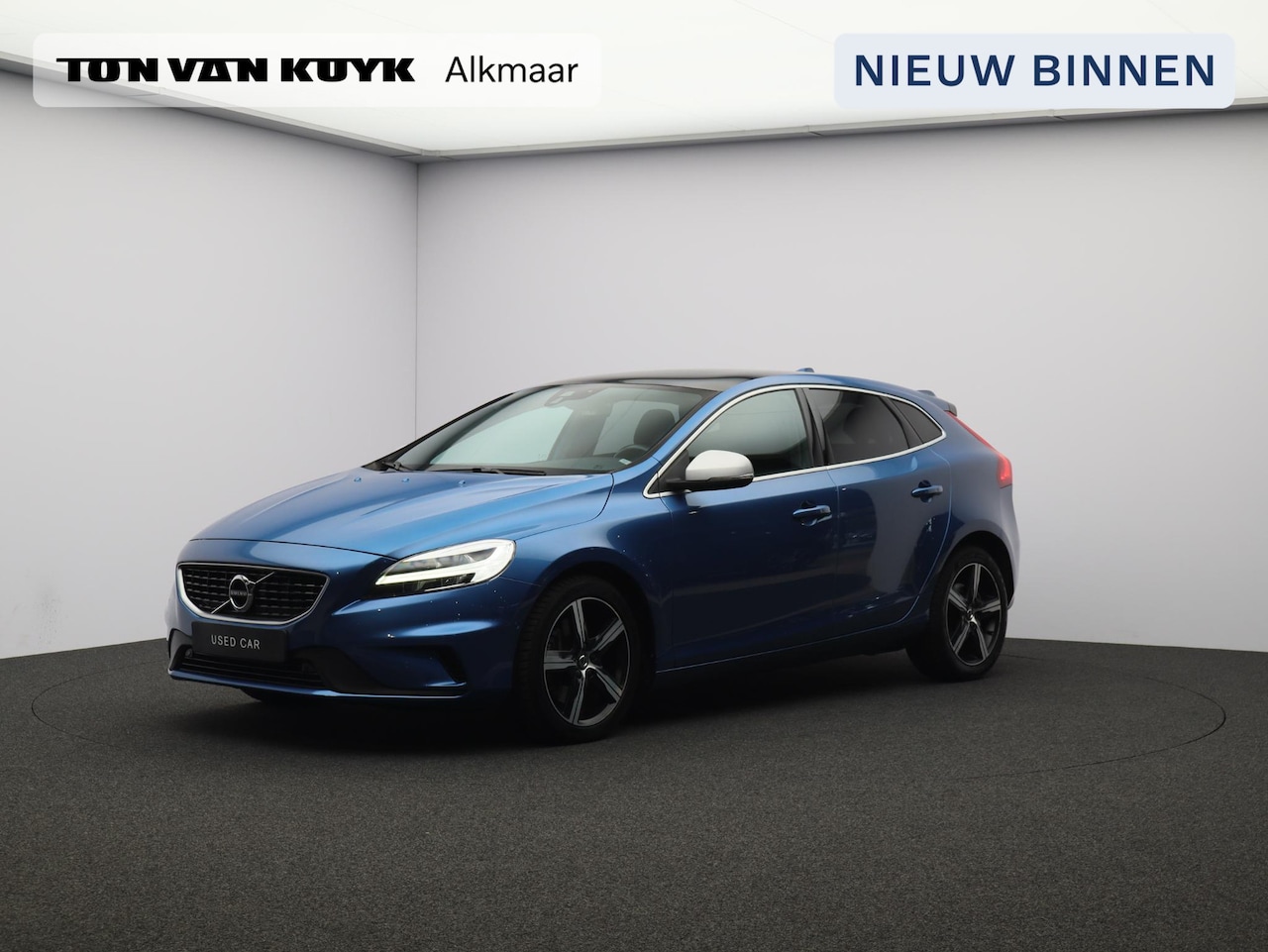 Volvo V40 - T3 Polar+ Sport R-Design / Afn. trekhaak / Harman Kardon / Pan. dak / Stoel+stuurwielverwa - AutoWereld.nl