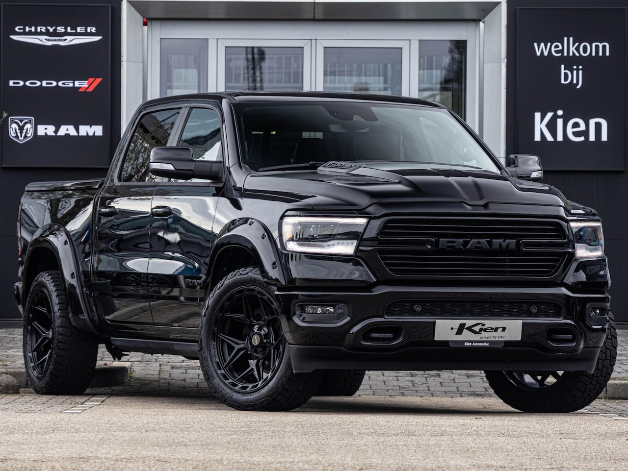 Dodge Ram 1500 - 5.7 V8 4x4 Crew Cab Laramie Night | Pano | Luchtvering | LPG | Harman Kardon | Memory | Lu - AutoWereld.nl