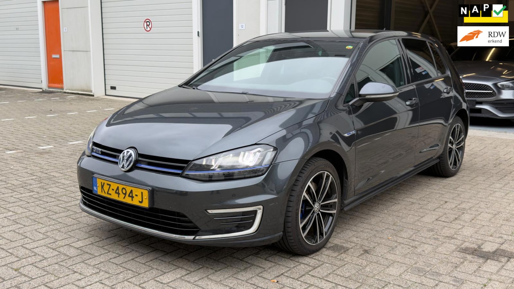 Volkswagen Golf - 1.4 TSI GTE Zwart | Carplay | Acc | Nap - AutoWereld.nl