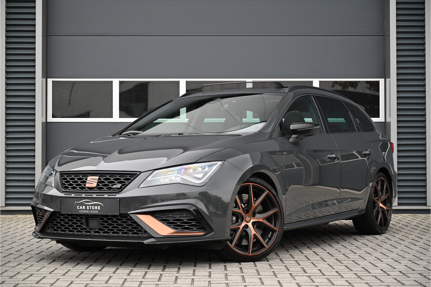 SEAT Leon ST - 2.0 TSI 4DRIVE CUPRA R 300+ PK / PANO / CARBON / BEATS / LED / CAMERA / SFEERVERLICHTING - AutoWereld.nl