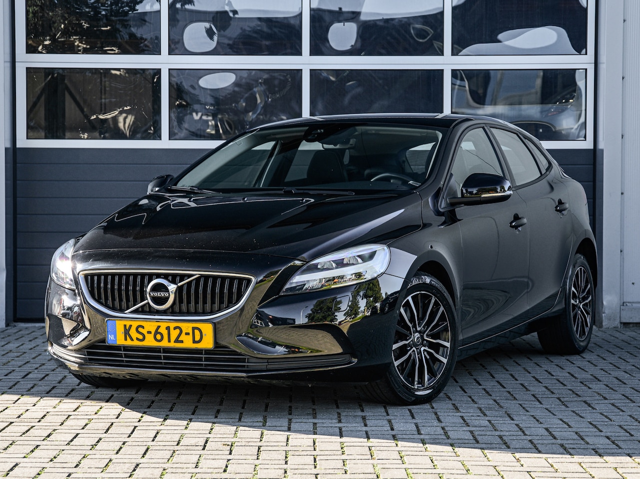 Volvo V40 - 2.0 T2 Nordic+ | Full LED | Navi | Stoelverwarming | Cruise control | PDC | Climate contro - AutoWereld.nl