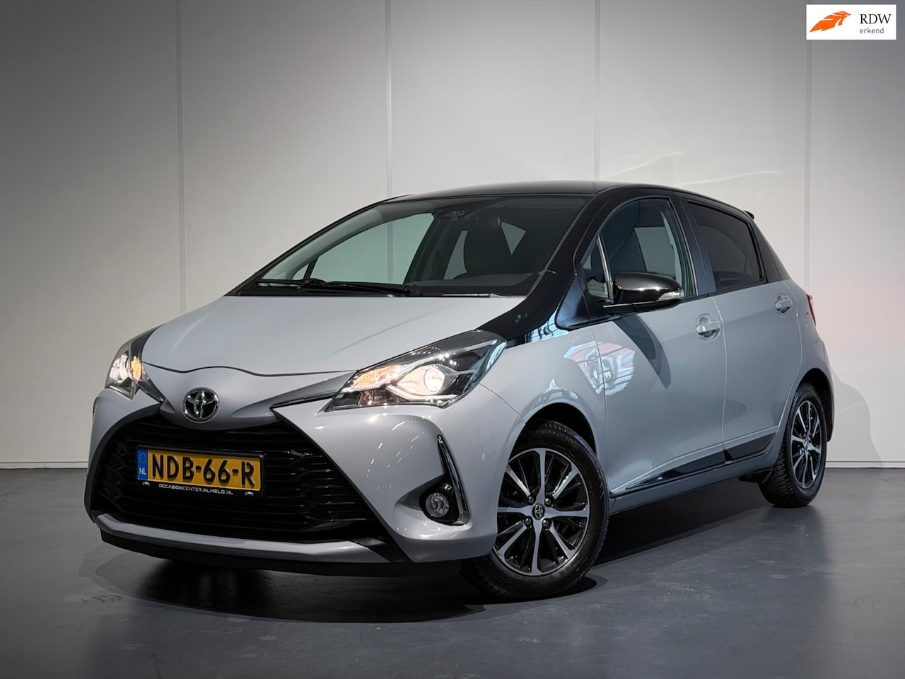 Toyota Yaris - 1.5 VVT-i Y20 Bi-Tone /Clima/Cruise/Camera/LMV/Lane/Bots - AutoWereld.nl
