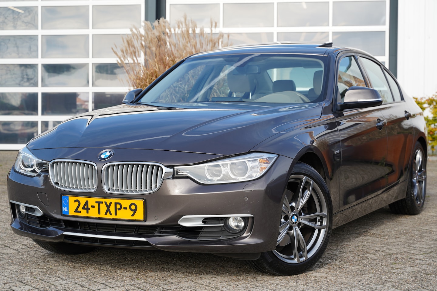 BMW 3-serie - 328i High Executive 245pk | Achteruitrijcamera | Bi-xenon koplampen | Cruise control | Ele - AutoWereld.nl