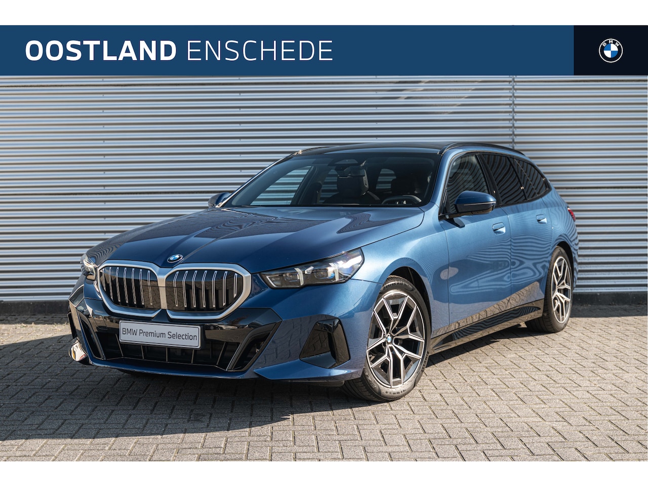 BMW 5-serie Touring - 520i M Sport Automaat / Trekhaak / Panoramadak / Achteruitrijcamera / Harman Kardon / Adap - AutoWereld.nl