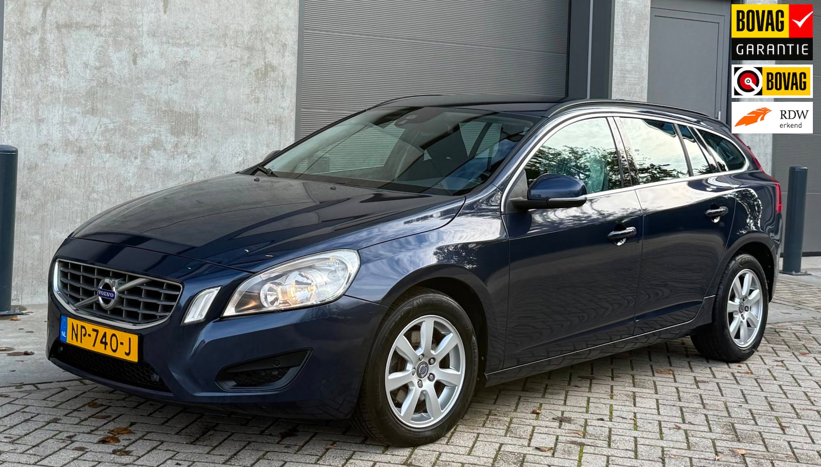 Volvo V60 - 2.0 D3 2013 Blauw EURO 5|NAP|APK|PDC|136 PK - AutoWereld.nl