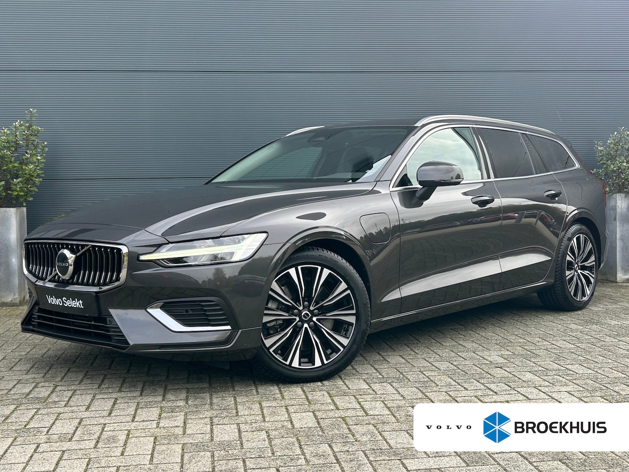 Volvo V60 - 2.0 T6 Plug-in hybrid AWD Plus Bright | Long Range | SoH 94% | Pilot Assist | BLIS | Memor - AutoWereld.nl