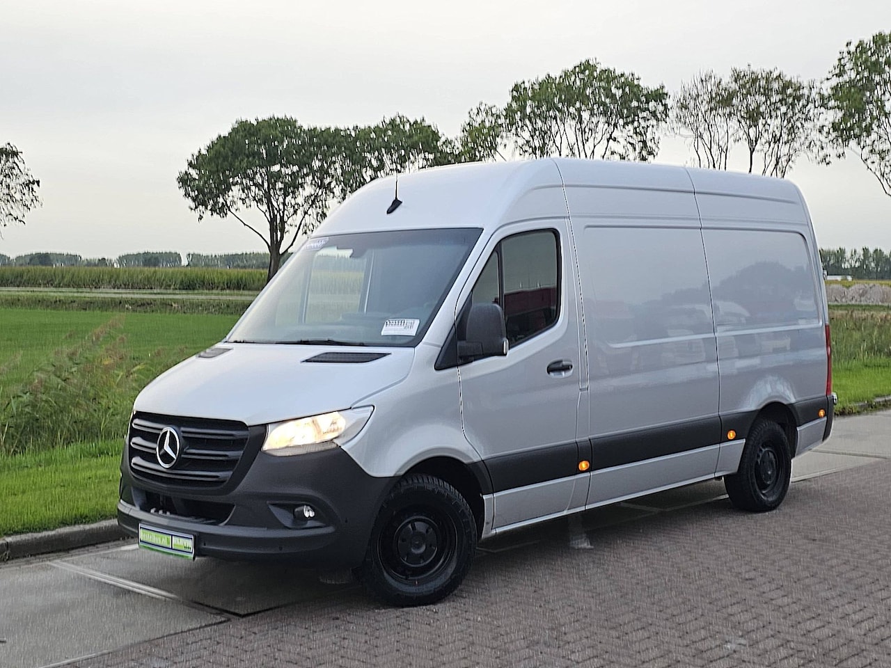 Mercedes-Benz Sprinter - 317 L2H2 Cruise control, Airco, Pdc, Mbux, Carplay, Camera, Climate control - AutoWereld.nl