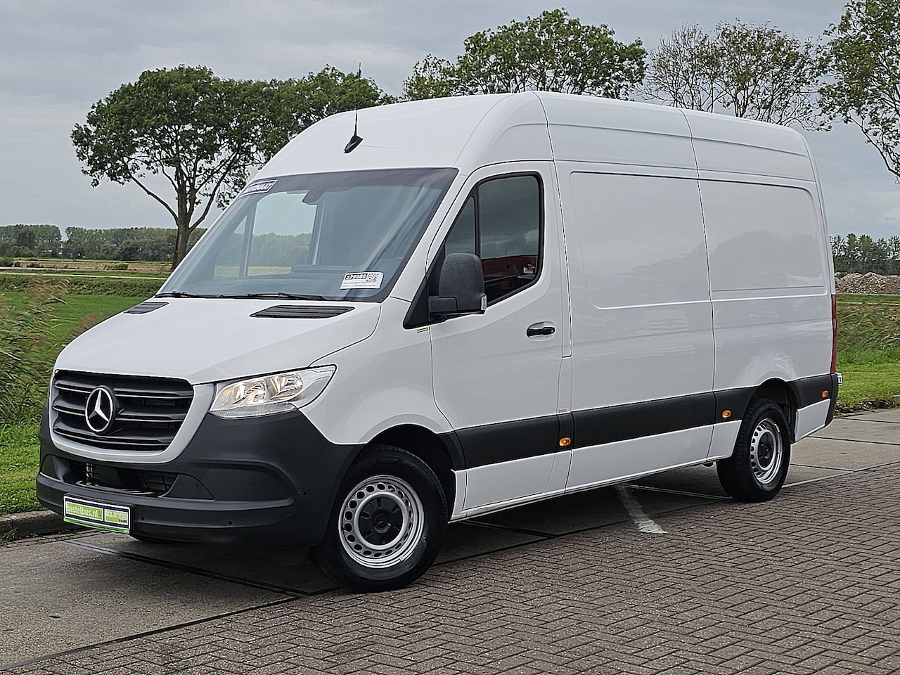 Mercedes-Benz Sprinter - 317 L2H2 RWD Cruise control, Airco, Pdc, Mbux, Carplay, Camera, Climate control, Stoelverw - AutoWereld.nl