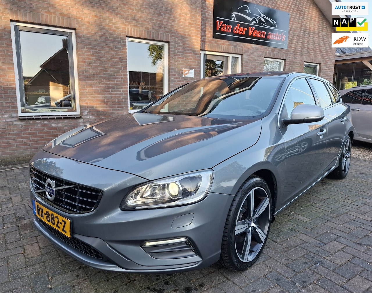 Volvo V60 - 2.0 T4 Business Sport R-Design! NL auto. 2de eigenaar. Goed onderhouden. O.a. stoelverwarm - AutoWereld.nl