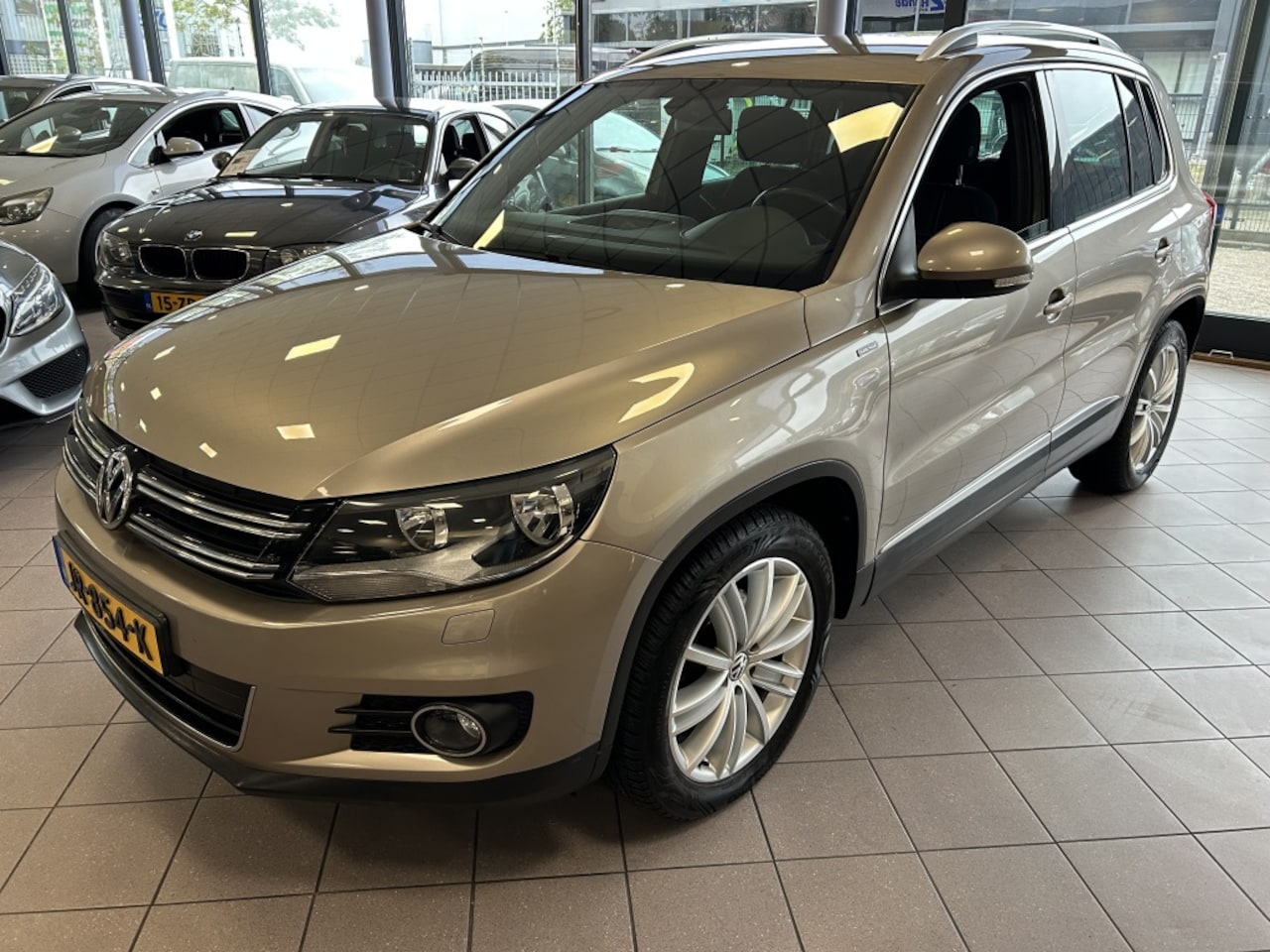 Volkswagen Tiguan - 2.0 TDI R-Line Ed. 142 DKM NW ST BJ 2015 !!! - AutoWereld.nl