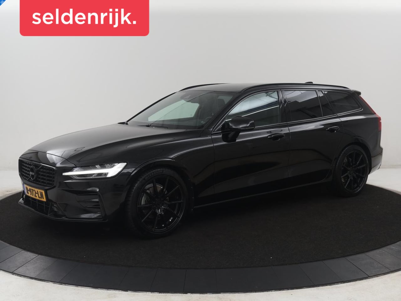 Volvo V60 - 2.0 B4 R-Design | Leder | Trekhaak | Black Pack | Pilot assist | Memory | Camera | Stoelve - AutoWereld.nl