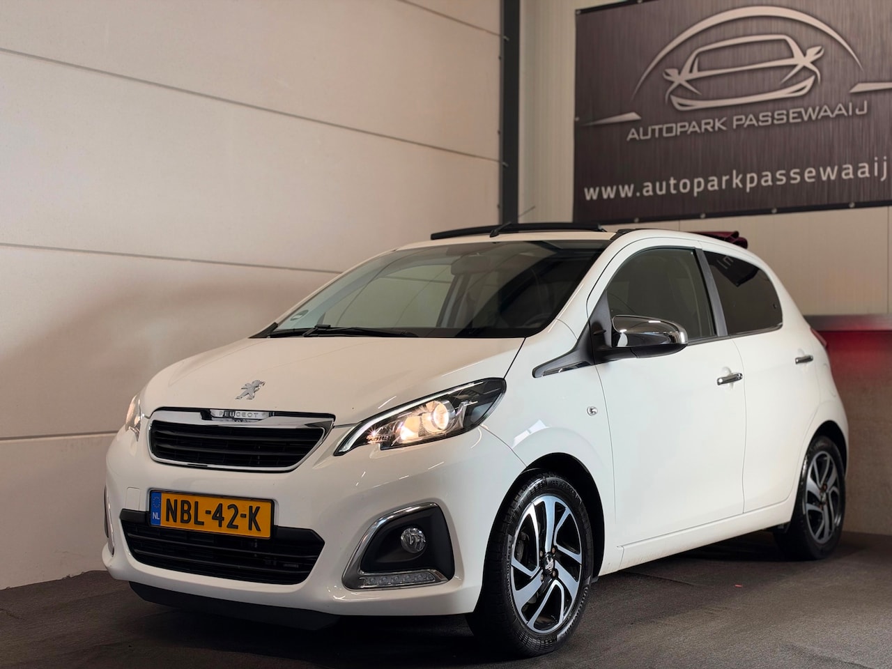Peugeot 108 - 1.2 Puretech Allure TOP! Pano, Cruise Control, Achteruitrijcamera, Stoelverwarming, Electr - AutoWereld.nl