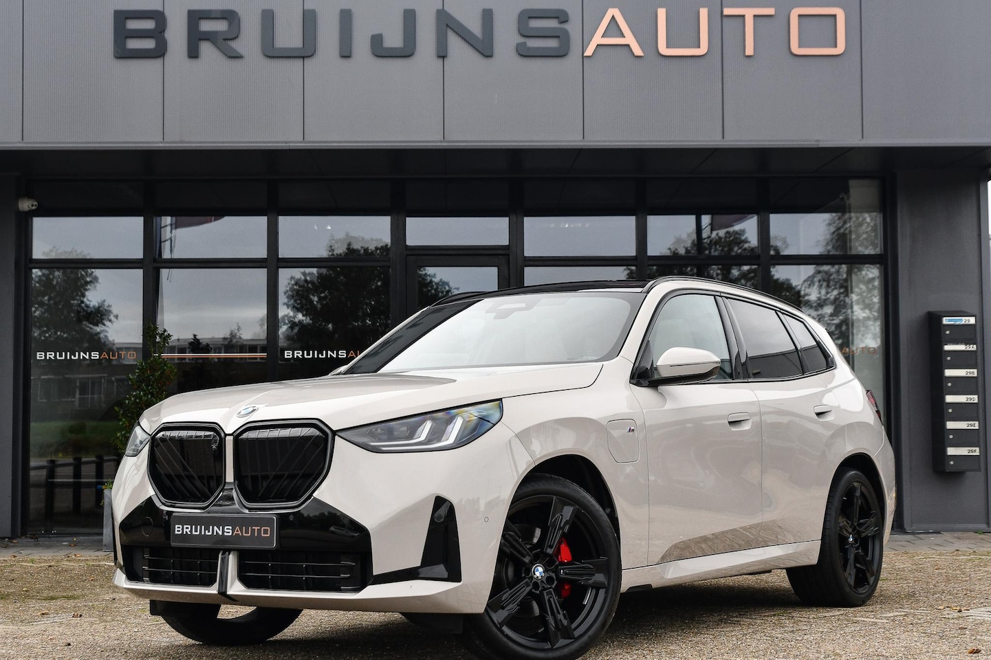 BMW X3 - 30e xDriveM-Sport Pro dune grey|Trekhaak|20inch| - AutoWereld.nl