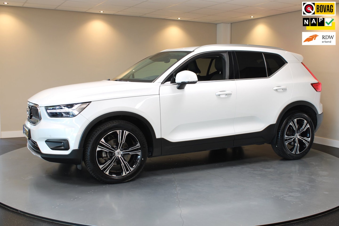 Volvo XC40 - 1.5 T3 Inscription *Dealer OH* Stoel/Stuurverw.|Carplay|Leer|Orrefors|Adapt.Cruise|Memory| - AutoWereld.nl