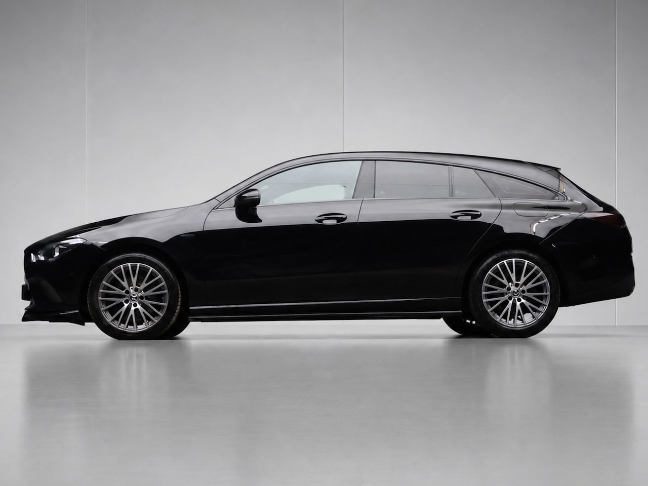 Mercedes-Benz CLA-klasse Shooting Brake - 250 e Business Solution AMG Limited (APPLE CARPLAY,BLACK PACK,CRUISE,NAVI,LED,LEDER,PDC) - AutoWereld.nl