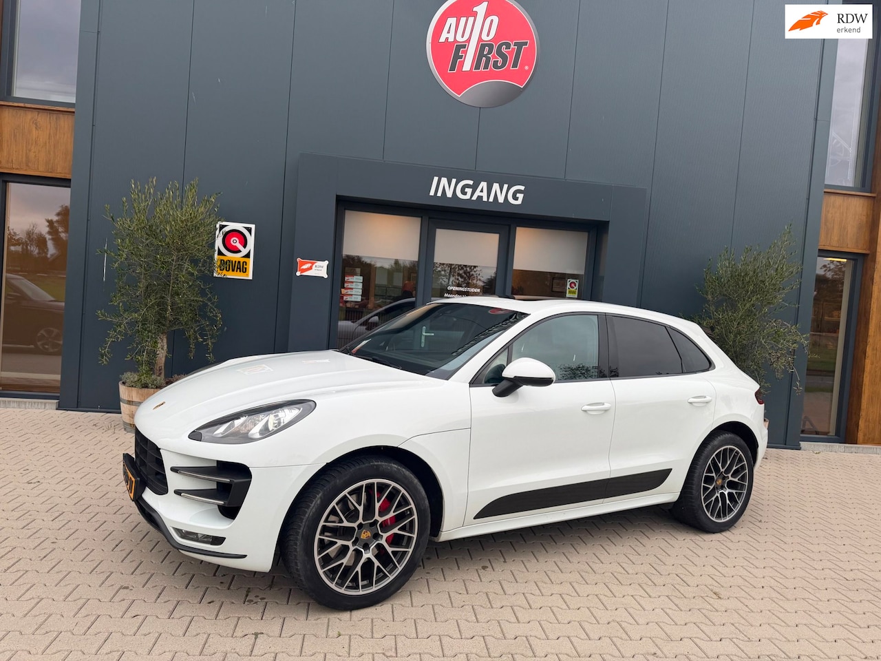 Porsche Macan - 3.6 Turbo 400 pk l pano l trekhaak l camera l bose l lucht vering - AutoWereld.nl