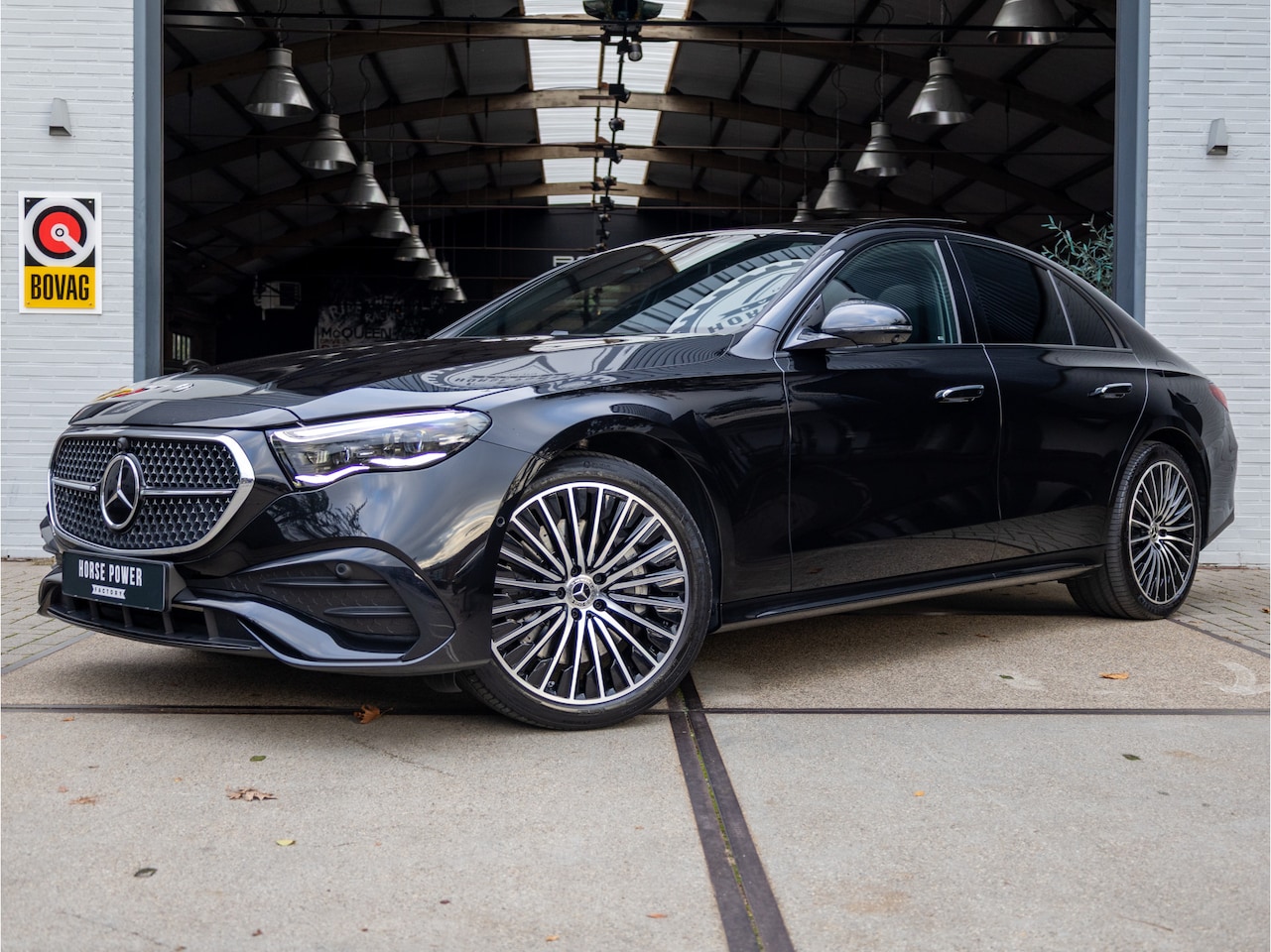 Mercedes-Benz E-klasse - 300 e AMG Line VOL *Luchtvering | Achterasbesturing | Burmester | Pano | Passenger Display - AutoWereld.nl