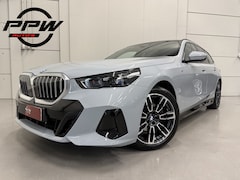 BMW 5-serie Touring - 520i M-Sport PANO/TREKHAAK/ICONIC/H&K/HEAD-UP/360CAMERA/VENTILATIE//DRIVING ASS.PRO/ADAPTI