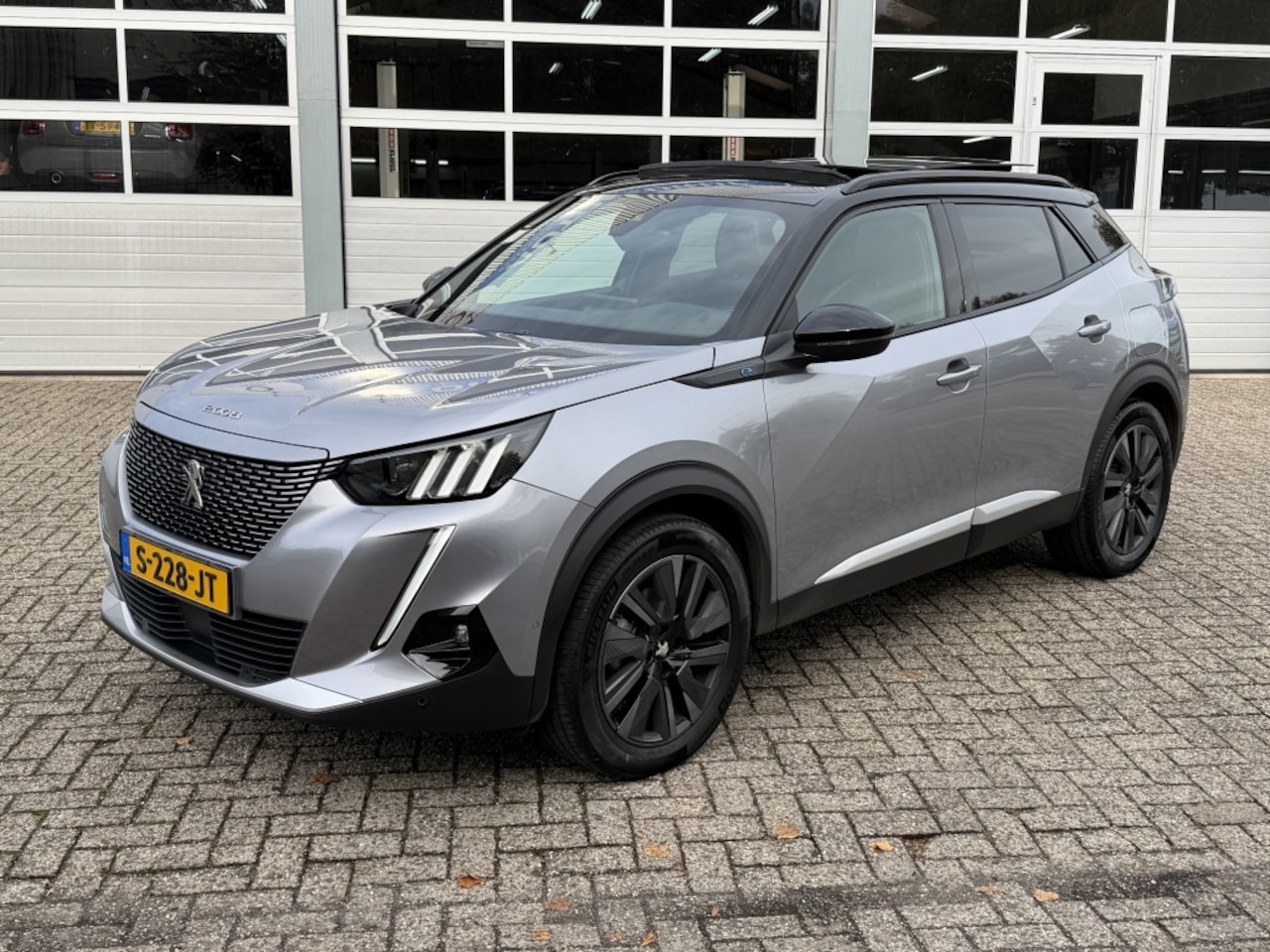 Peugeot e-2008 - GT 50 kWh SoH97% Camera/Pano/Carplay/Elekr.Klep/Full - AutoWereld.nl