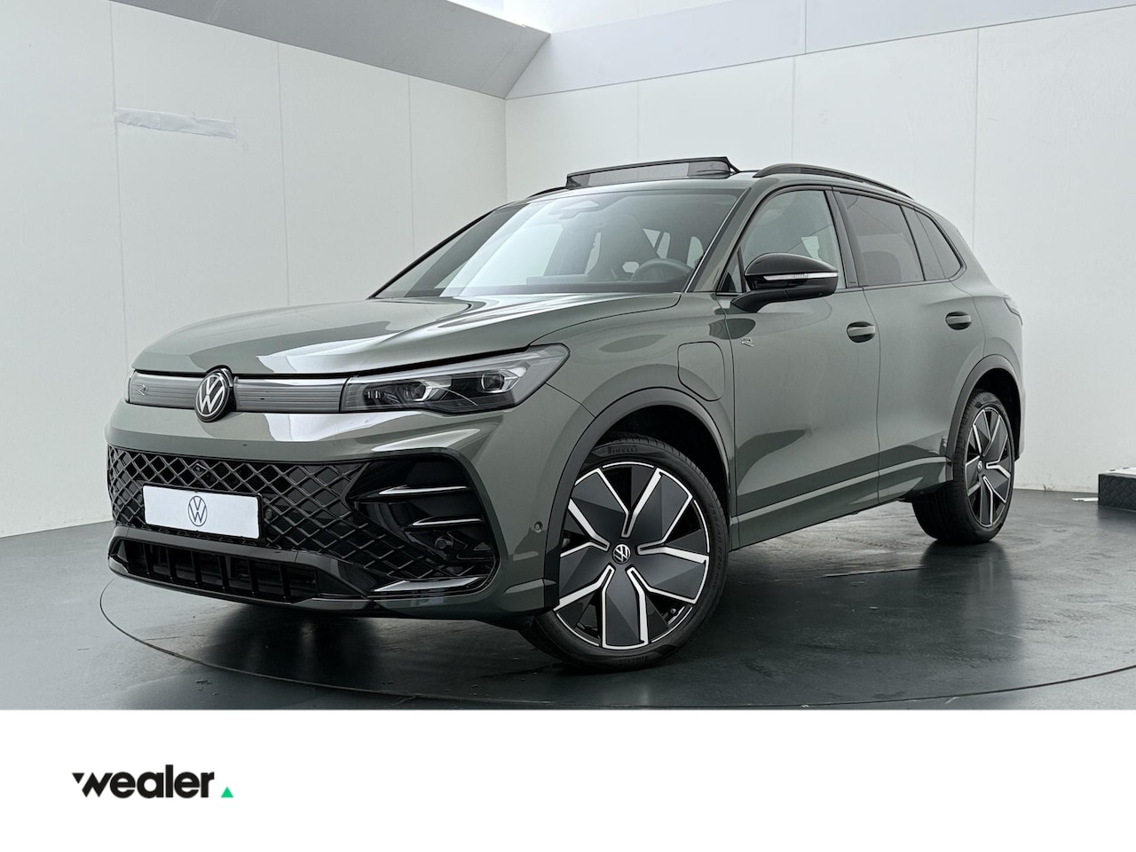 Volkswagen Tiguan - 1.5 eHybrid R-Line Edition | 204 PK | SoH 100% | Trekhaak wegklapbaar | Adaptive Cruise Co - AutoWereld.nl