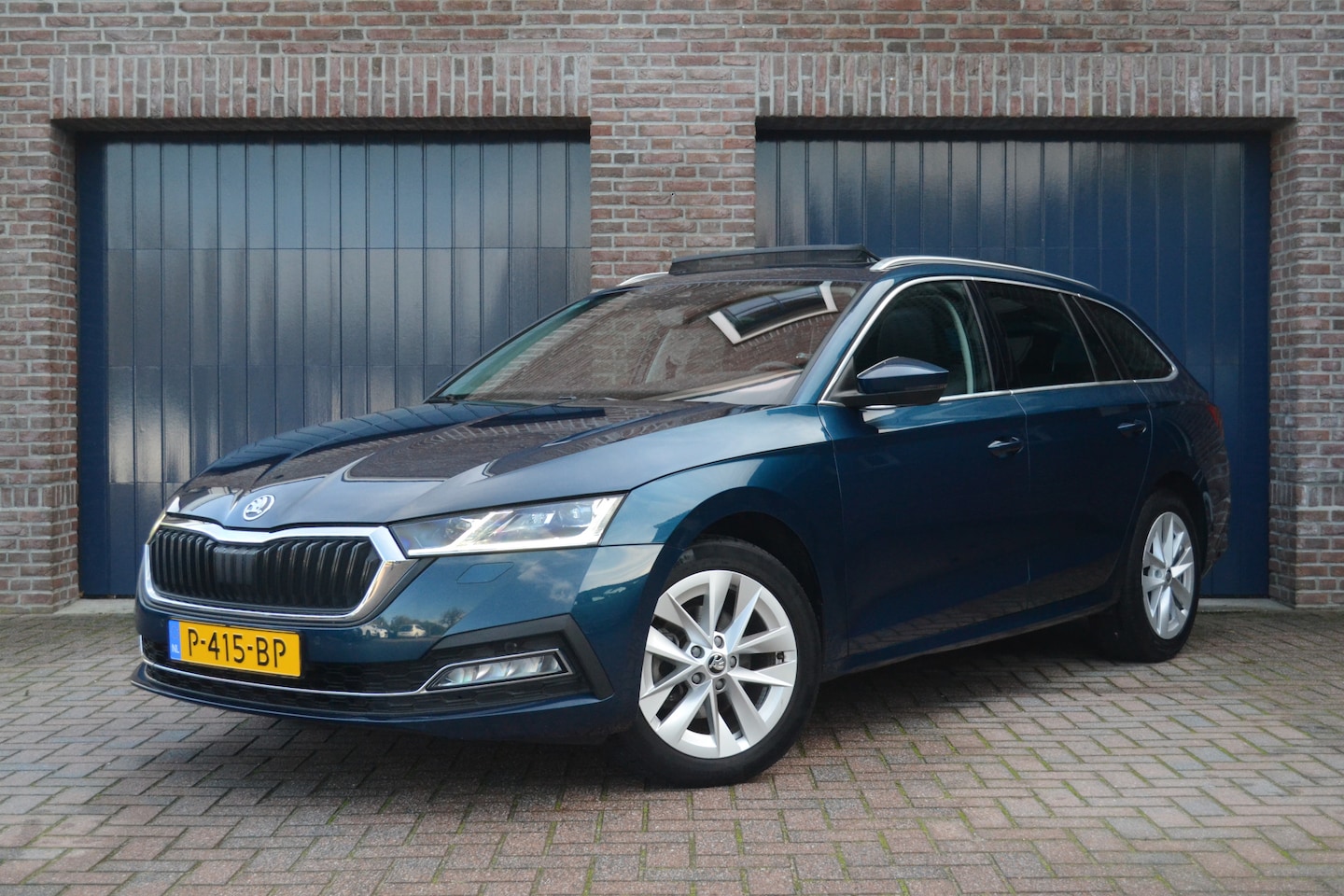 Skoda Octavia Combi - 1.0 e-TSI DSG Automaat Business Edition Plus | Panoramadak | Trekhaak | Camera | Keyless | - AutoWereld.nl