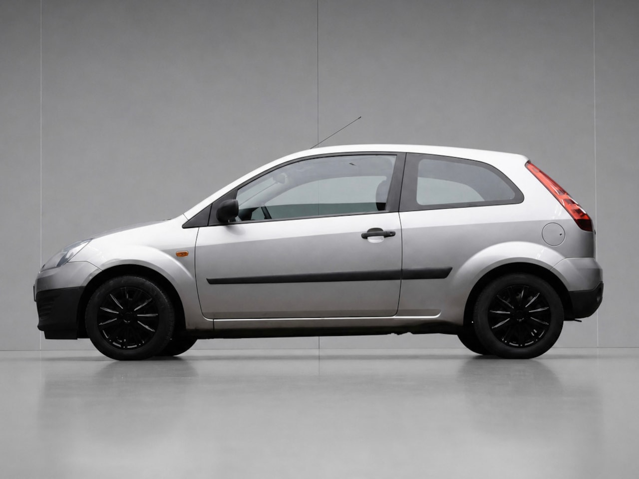 Ford Fiesta - 1.3-8V Ambiente Sport (GROOT SCHERM,AIRCO,BLACK AND GREY EDITION,ELEKTRISCH PAKKET,SPORTST - AutoWereld.nl
