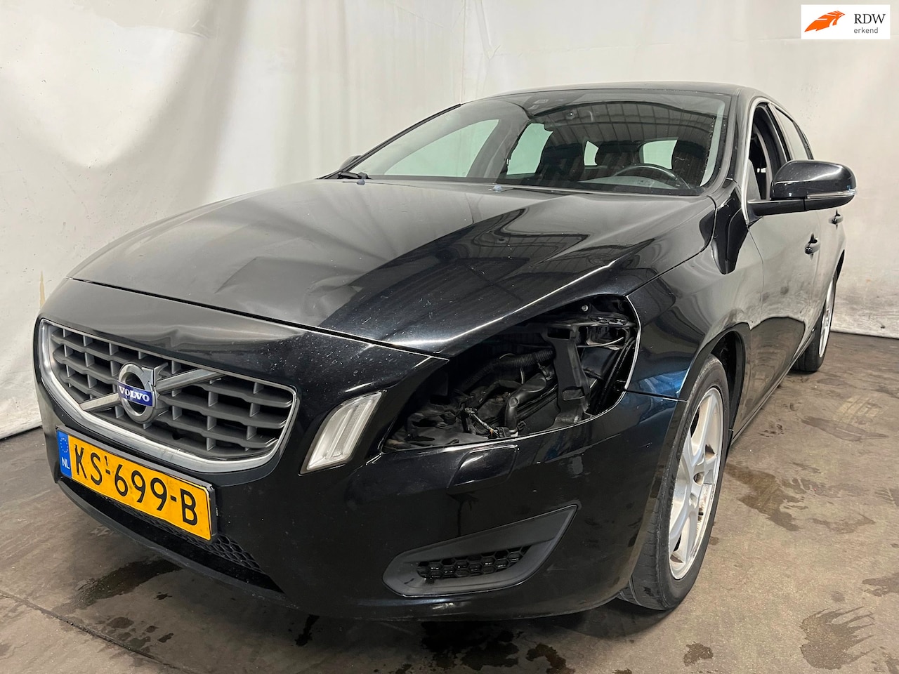 Volvo V60 - 2.0 D3 Summum SCHADEAUTO!! - AutoWereld.nl