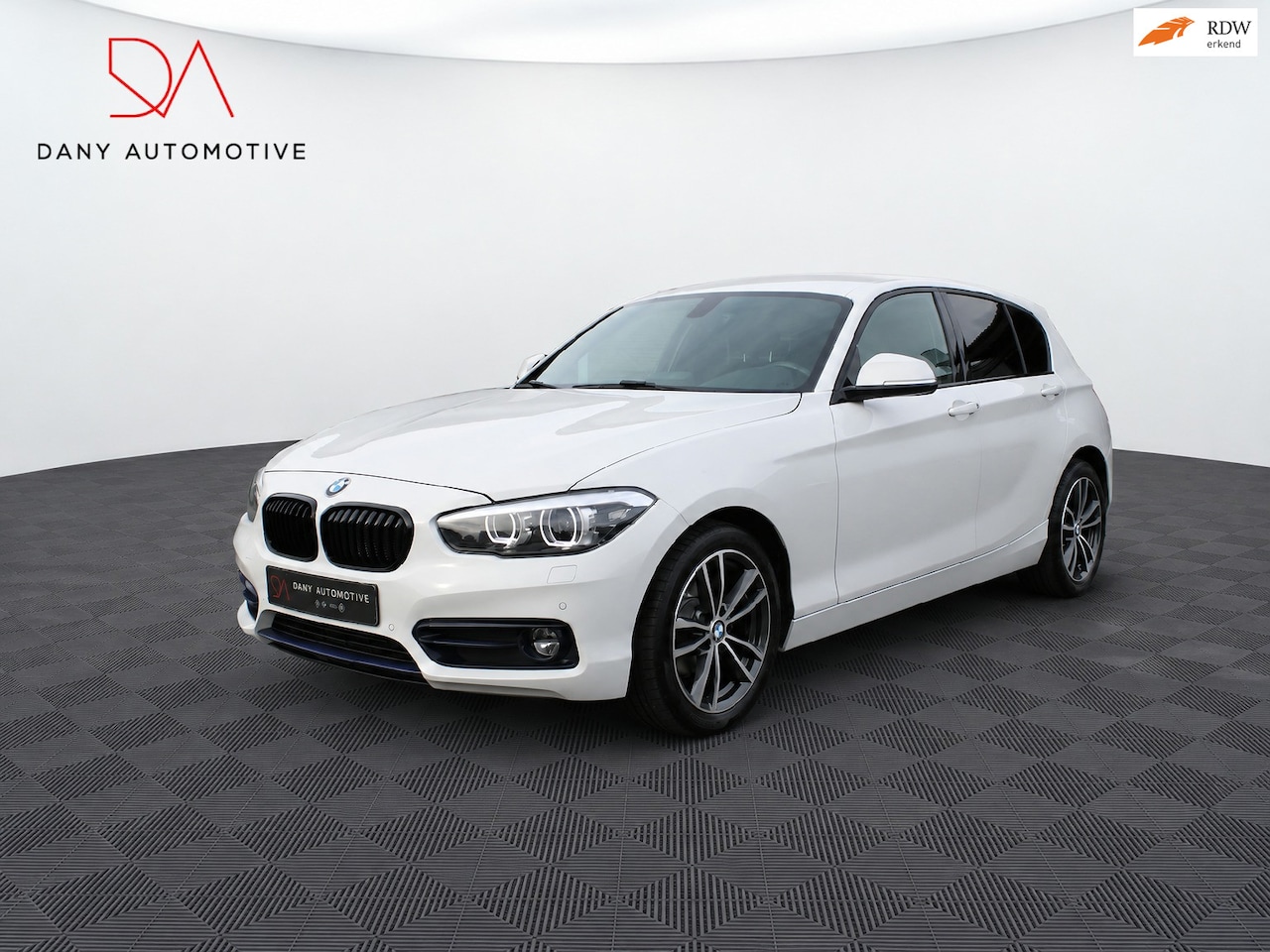 BMW 1-serie - 118i Sport Line Shadow LED I NAVI I CRUISE I DIGITALDASH I AUTOMAAT I 17INCH I - AutoWereld.nl