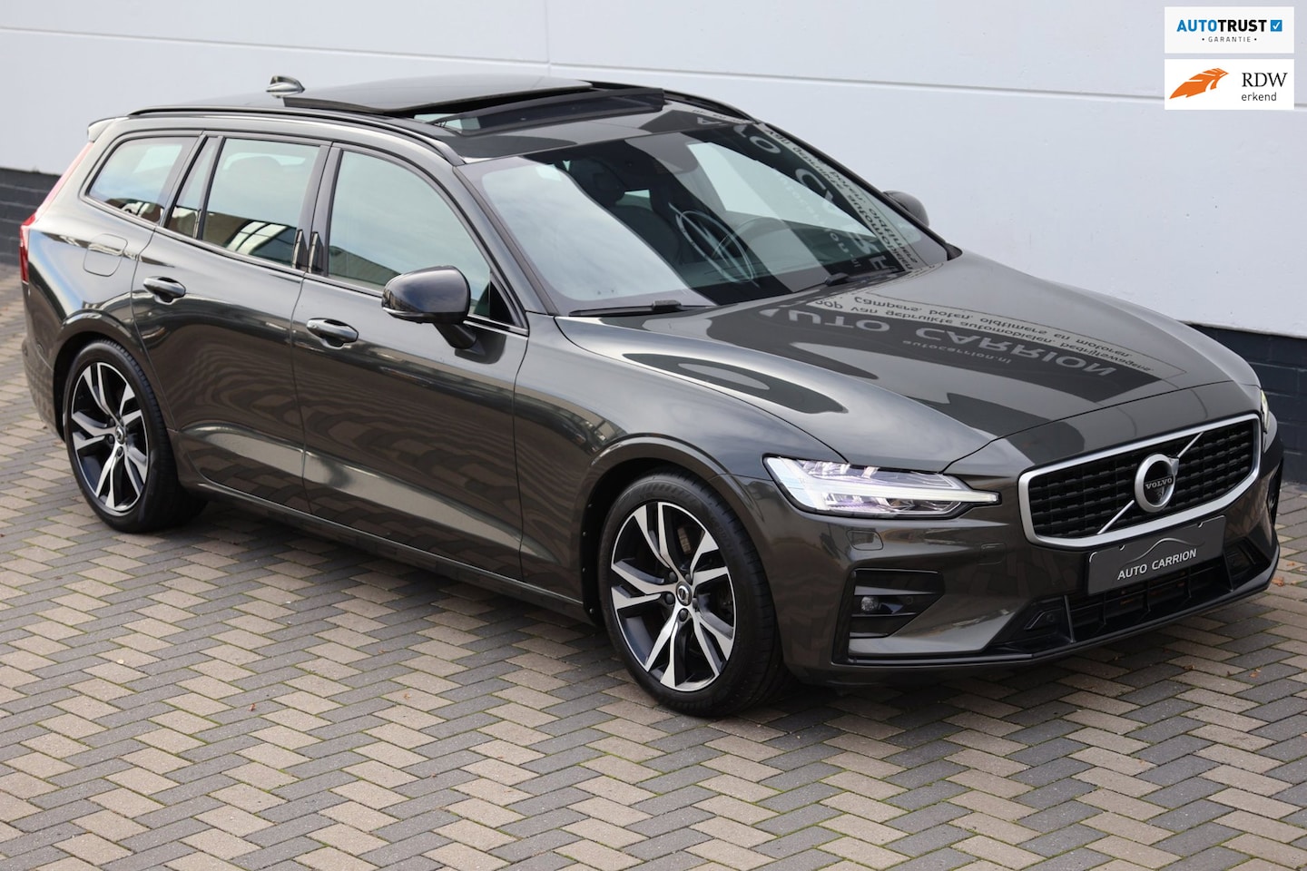 Volvo V60 - 2.0 T5 R-Design Pano Trekhaak 360° Camera Leder !! - AutoWereld.nl