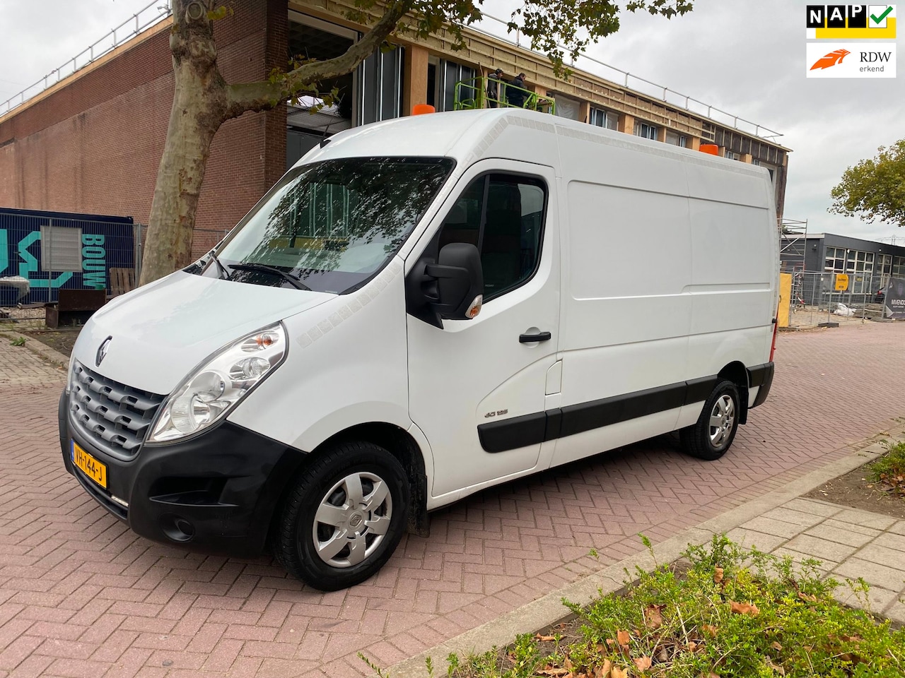 Renault Master - T35 2.3 dCi L2H3 Eco / Automaat / Airco / Navigatie / Camera / Cruise Control / APK 30-4-2 - AutoWereld.nl