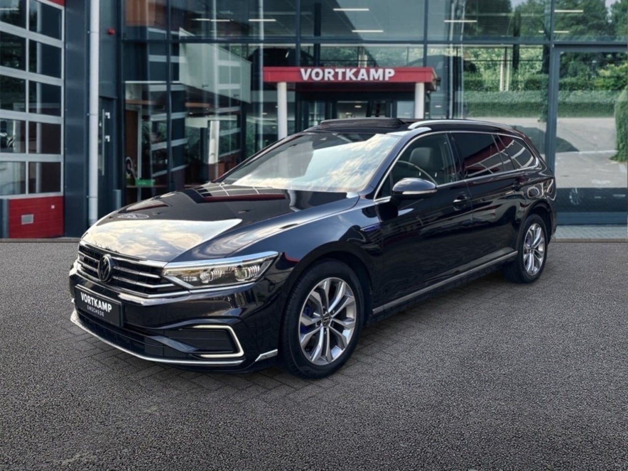 Volkswagen Passat Variant - 1.4 TSI GTE PANO-DAK/ZWENK.TREKHAAK/CAMERA/H+K/ACC/STOEL+STUURVERW - AutoWereld.nl