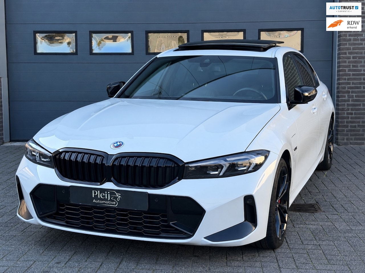 BMW 3-serie - 330e|M-sport pro|HUD|Pano|50 jahre edition| laser headlight - AutoWereld.nl