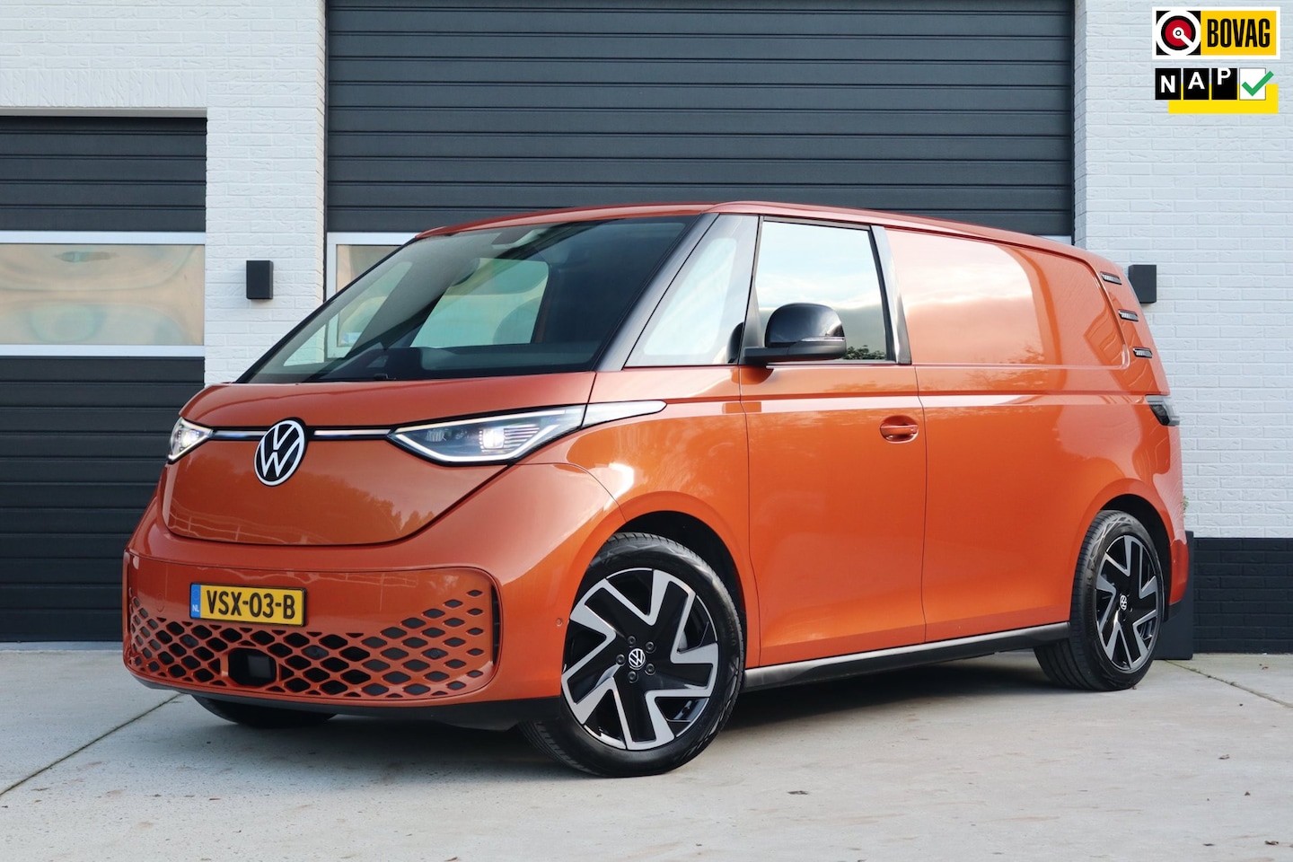 Volkswagen ID. Buzz Cargo - 77 kWh 20 inch - Adaptive Cruise - Camera - Trekhaak wegklapbaar - Stoelverwarming - Carpl - AutoWereld.nl