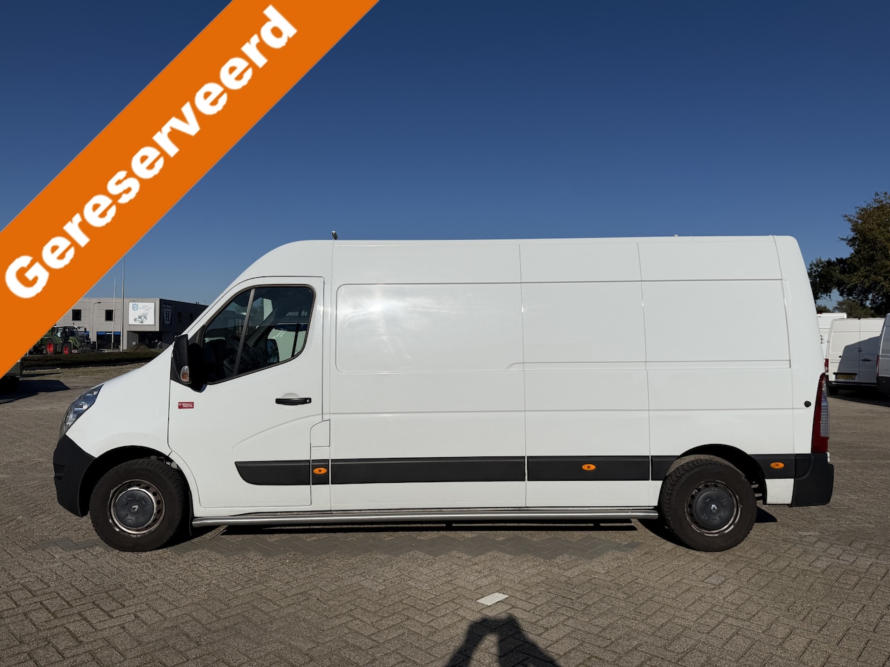 Renault Master - T35 2.3 dCi 130pk L3H2 / euro 6 / apk tot 07-02-2027 / airco / cruise / trekhaak / camera - AutoWereld.nl