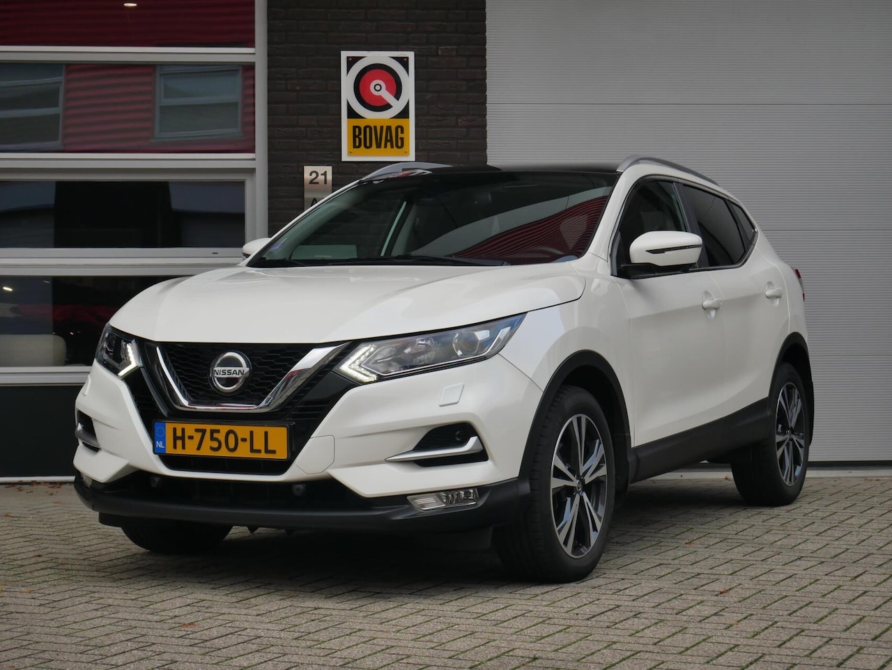 Nissan Qashqai - 1.3 DIG-T N-Connecta 360C| Trekhaak| Navi+BT| Pano - AutoWereld.nl