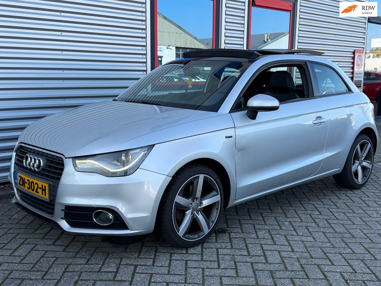 Audi A1 - 1.6 TDI S edition Panoramadak Leder - AutoWereld.nl