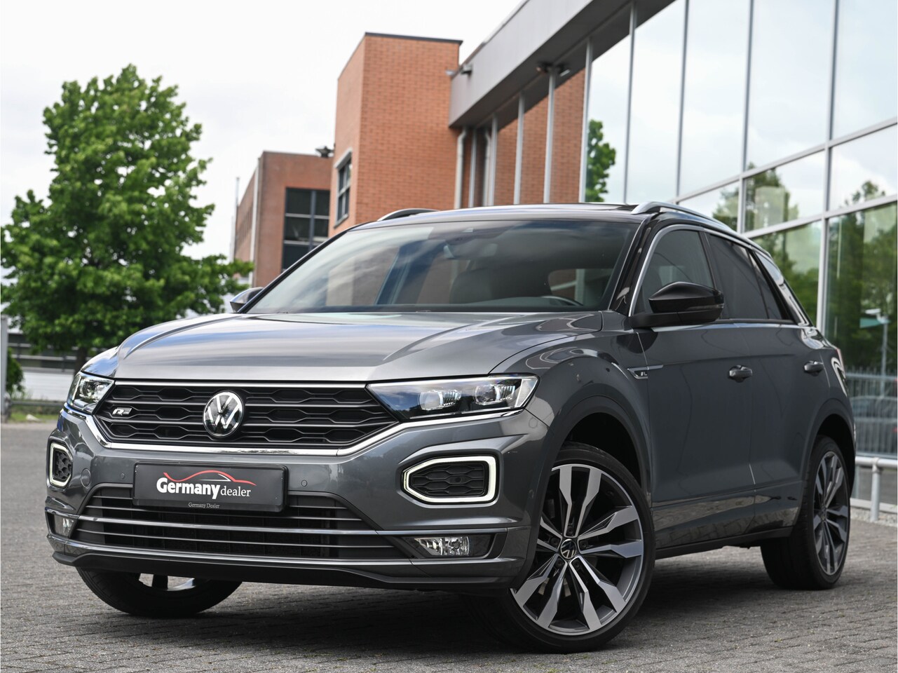 Volkswagen T-Roc - 1.5TSI 150pk R-Line Pano Trekh LED 19-Inch Keyless DAB ACC Side/Lane Assist - AutoWereld.nl