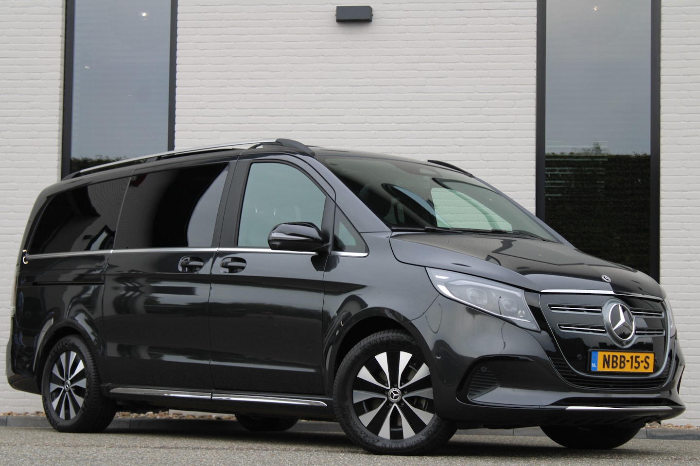 Mercedes-Benz EQV - 300 L2 / AMG / Luchtvering / Panorama / Elec Stoelen / 7-Persoons / Burmester / 360 Camera - AutoWereld.nl