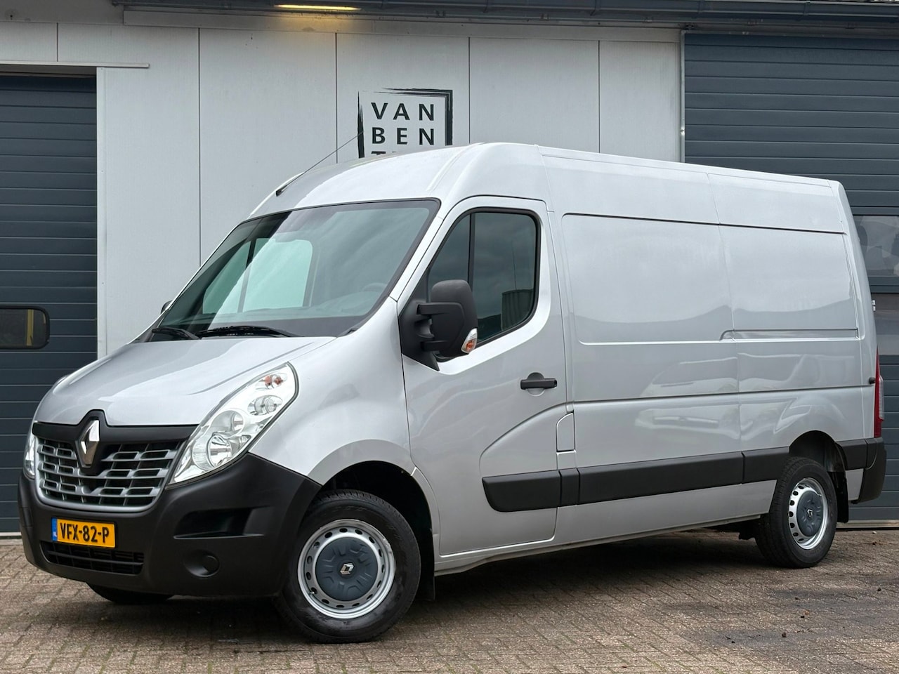Renault Master - T35 2.3dCi 145pk L2H2 Airco 3-pers. 54.000km! - AutoWereld.nl
