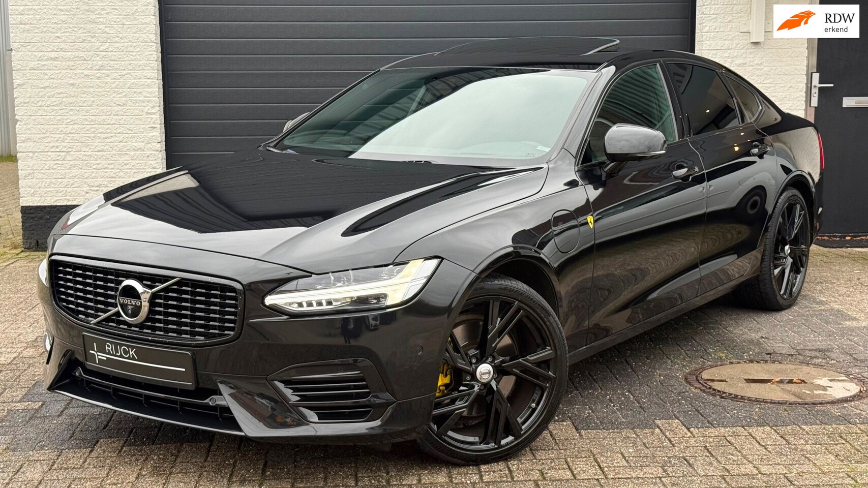 Volvo S90 - 2.0 T8 AWD R-Design | Carbon | HUD | 360° | ACC | Pano | Elektr. Trekhaak - AutoWereld.nl