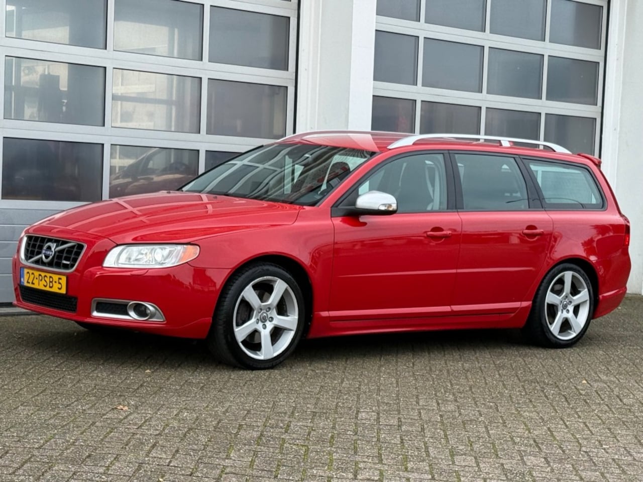 Volvo V70 - 2.0 Turbo 203PK R-Design Xenon Navi Leer Trekhaak Pdc Stoelverw - AutoWereld.nl