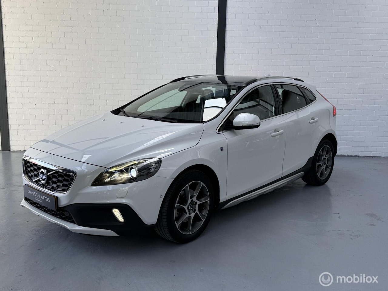 Volvo V40 Cross Country - 1.6 T4 Ocean Race Leder Pano Navi - AutoWereld.nl