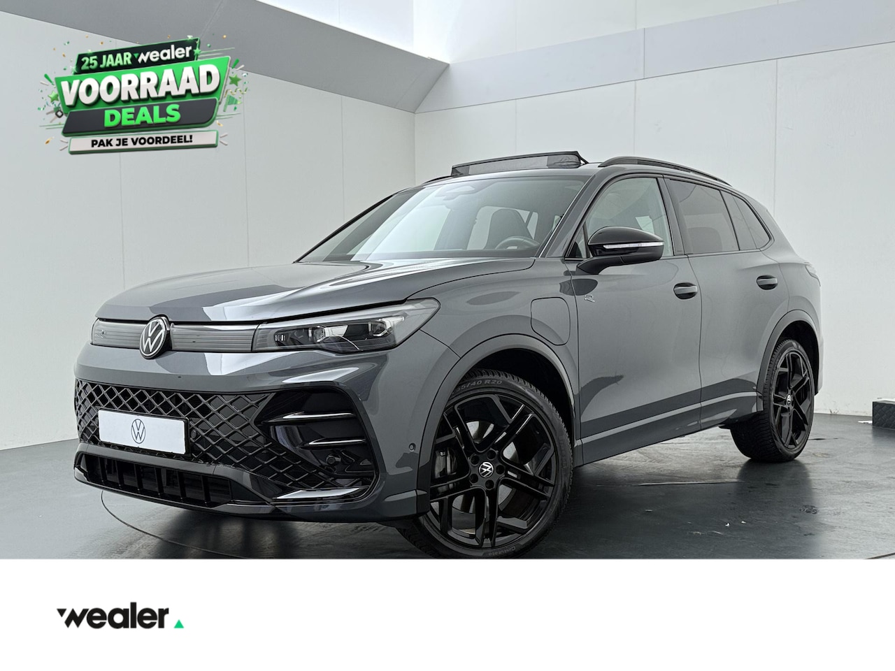 Volkswagen Tiguan - 1.5 eHybrid R-Line Edition | 272 PK | SoH 100% | Trekhaak wegklapbaar | Adaptive Cruise Co - AutoWereld.nl